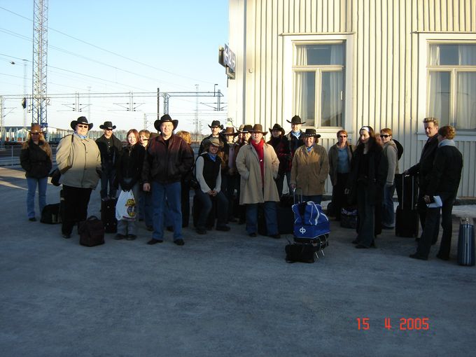 15.4 2005 (ai että mä muistan hyvin nuo päivämäärät ;) ) lähdimme country risteilylle ja matka alkoi Kemin juna-asemalta.